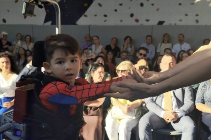 El exoesqueleto cuenta con ocho motores, que permiten al niño caminar para delante y para atrás en dos modos: programado y autónomo.