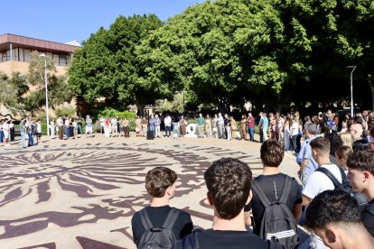 Un momento de la concentración este martes en el pasillo central del campus de la UAL en repulsa por el asesinato de una estudiante de la UGR en México.