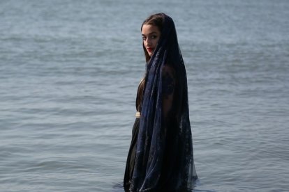 La actriz Estelle Meyer, en una imagen promocional de la adaptación francesa de ‘Muero porque no muero (La vida doble de Teresa)’, de Paco Bezerra.