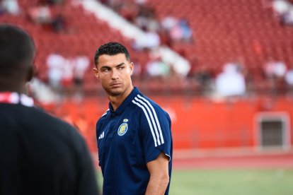 Cristiano Ronaldo mira el campo de juego con cierta distancia.
