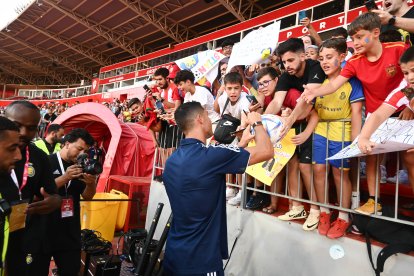 Cristiano firmando a los aficionados del Almería, su otro club.
