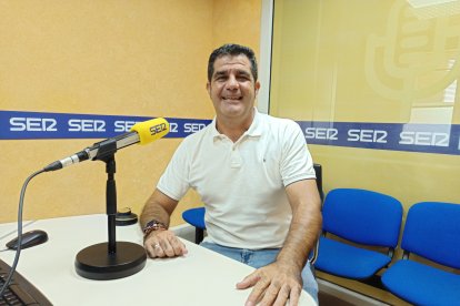 Raúl Fernández en los estudios de la Cadena SER donde habla de la docencia y del baloncesto.