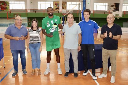 Los ahorradores derrochan motivación en su primer partido de la pretemporada y ganan el I Trofeo de Voleibol ‘Villa de Huércal Overa’ ante un buen Servigroup Playas de Benidorm, que también debutaba.