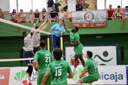 Los ahorradores derrochan motivación en su primer partido de la pretemporada y ganan el I Trofeo de Voleibol ‘Villa de Huércal Overa’ ante un buen Servigroup Playas de Benidorm, que también debutaba.