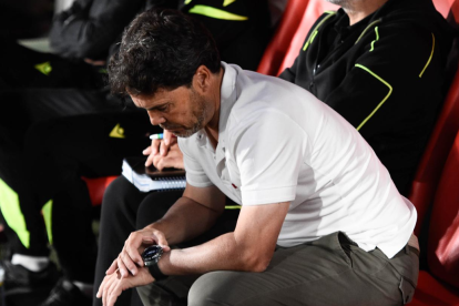 Rubi vivía los partidos mirando un reloj que le marcaba los tiempos.