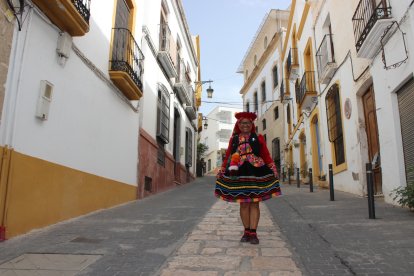La Pequeña Cholita en uno de los pueblos almerienses que ha visitado en sus vídeos.