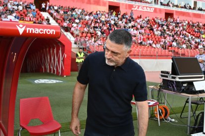 Xavi García Pimienta, entrenador del Almería, mira al banquillo.