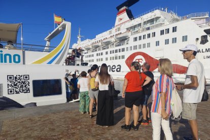 Momento de zarpar en el Estrella Fugaz, desde el Puerto de Almería.