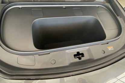 Este práctico cofre de 80 litros se encuentra en la parte delantera