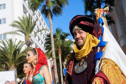 Desfile de Moros y Cristianos en La Urbanización de Roquetas de Mar.