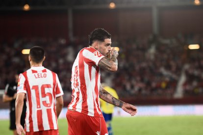Miguel de la Fuente celebra su gol al Cádiz.