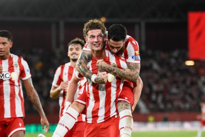 El serbio Dzodic celebra su gol en casa al Eldense.