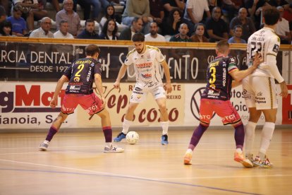 Acción del partido entre Noia Portus y Surseeds El Ejido Futsal.