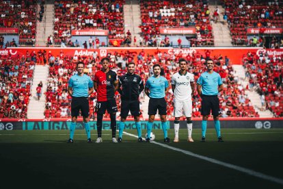 Los capitanes y el equipo arbitral en el Mallorca-Almería.