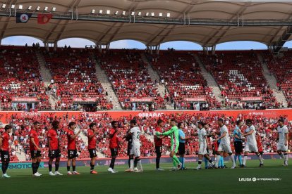 Saludo de los equipos en la previa del Mallorca-Almería.