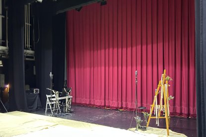 El escenario del Apolo, aún con el telón bajado.