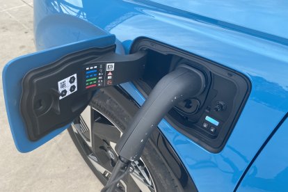 Dispone de carga rápida ubicada en la aleta delantera izquierda