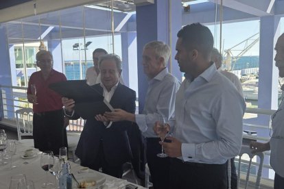 Entrega de un recuerdo a Eduardo Fernández en el homenaje recibido el viernes en el Catamarán.