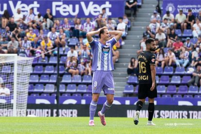 Latasa está en todas las batallas que vive el Valladolid en el área rival.
