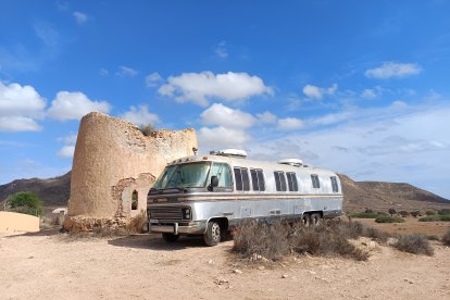 Una curiosa autocaravana aparcada junto al Molino de La Unión.