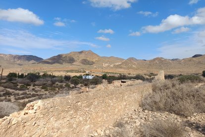 Uno de los muros que quedan aún del Cortijo La Unión.
