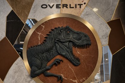 OVERLIT combina mármol, metal, cristal y piel en un revestimiento con un dinosaurio en relieve.
