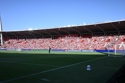 El estadio se ha quedado pequeño ante el aumento de la masa social del Almería.