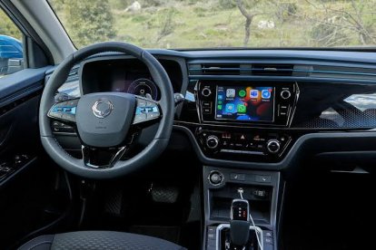Interior del KGM Korando con materiales de calidad y muy tecnológico
