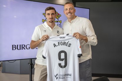 Michu, director deportivo del Burgos, presentando al delantero Álex Forés.