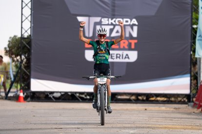 Natalia Fisher vuelve por todo lo alto y se coloca primera en la prueba femenina.