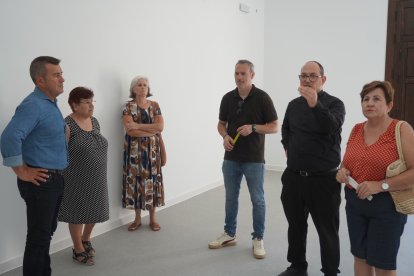 Visita del alcalde junto a los vecinos a la nueva ermita.