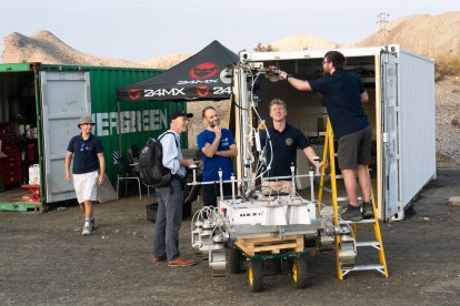 El equipo de Airbus prepara el rover marciano para las pruebas frente a la prensa.
