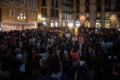 Acampada por el derecho a la vivienda en la plaza de Catalunya.