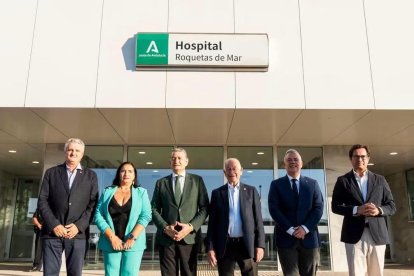 El alcalde de Roquetas de Mar, Gabriel Amat, junto al consejero de Presidencia, Sanidad y Emergencias, Antonio Sanz frente al nuevo hospital.