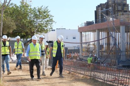 Gabriel Amat visita las obras de la nueva sede judicial.