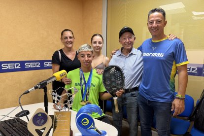 Liberto junto a su familia en los estudios de la SER en Almería.