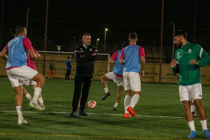 Dirigiendo el calentamiento del club de su vida, la AD Huércal.