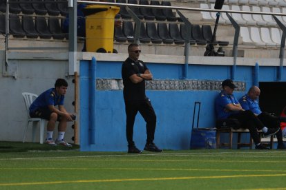 Un entrenador que vive siempre los partidos de pie en la banda.