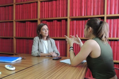 La diputada Carmen Fúnez durante la entrevista con Elena Ortuño, redactora de La Voz de Almería.
