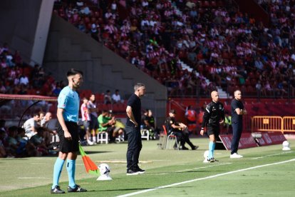 Xavi García Pimienta, en la banda del Estadio de los Juegos Mediterráneos.