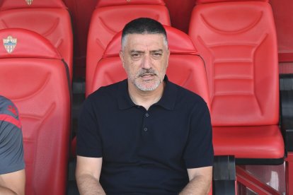 Xavi García Pimienta, en el banquillo del Estadio de los Juegos Mediterráneos.