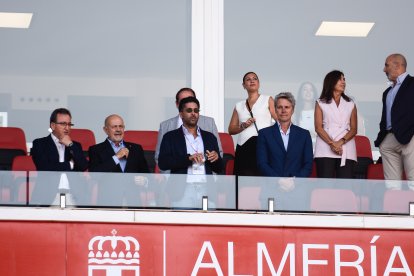 El presidente del Almería disfrutando de la quinta victoria seguida.