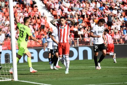 Miguel de la Fuente se desespera tras una jugada en el partido ante el Burgos.