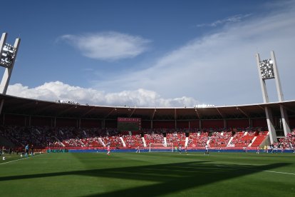 En la grada de Fondo Norte también calentaba el sol a su fiel afición.