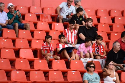 Muchas butacas vacías hasta la hora de rodar la pelota.