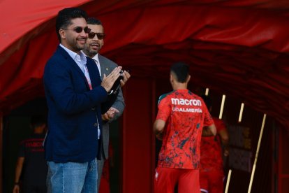 Iba saludando uno a uno a los jugadores tras el calentamiento.