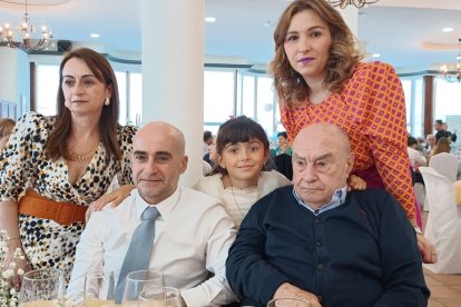 Miguelín rodeado de familia siempre tan querido y respetado.