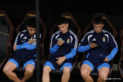 Los jugadores del Real Oviedo no acabaron con ganas de darle al móvil.
