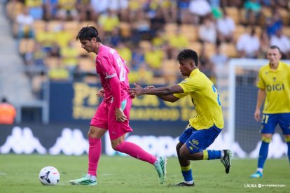 La estrella de Segunda, Morata, asistía a una severa derrota en Cádiz.
