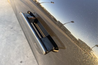 Detalles como las manillas enrasadas ayudan a la aerodinámica y a su bajo consumo eléctrico